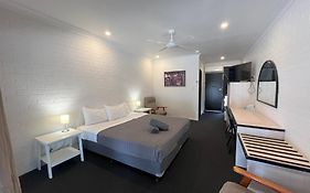 Abajaz Motor Inn-Pool,Shaded Park,Short Walk To Town